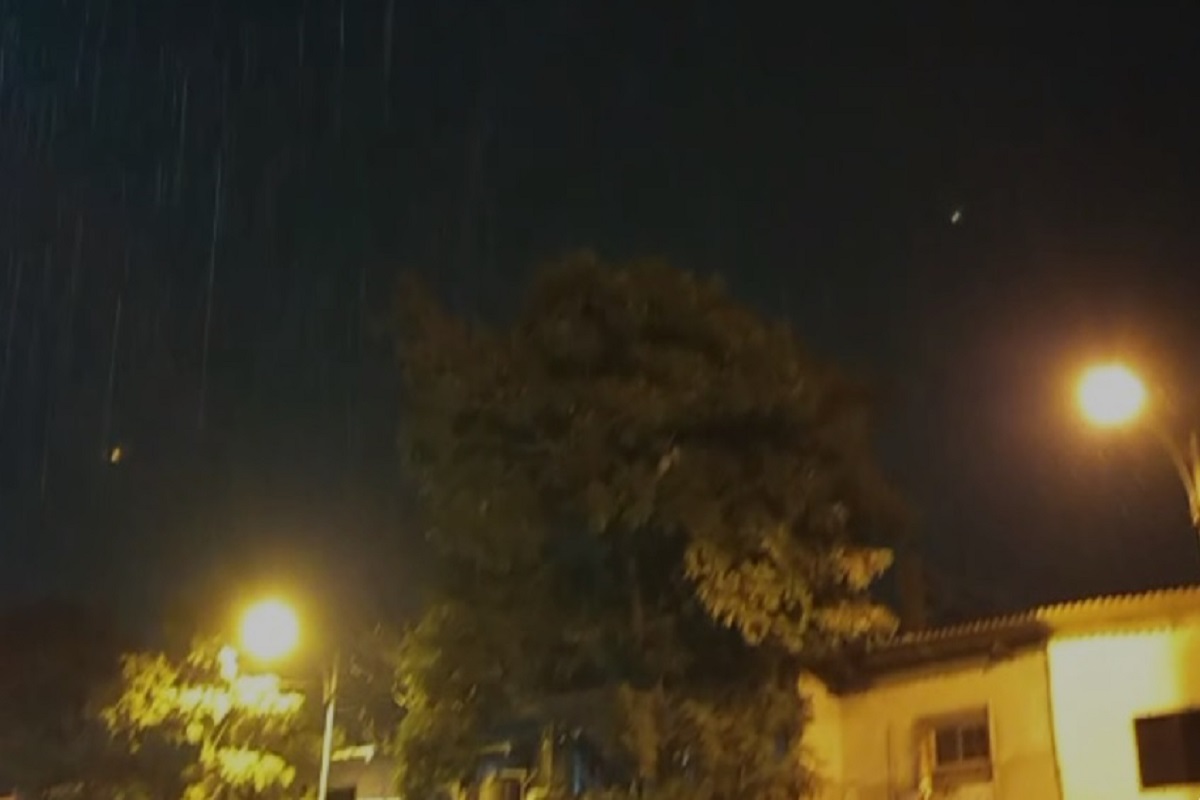 मुंबईत मुसळधार पावसाची हजेरी, उकाड्यापासून नागरिकांना दिलासा