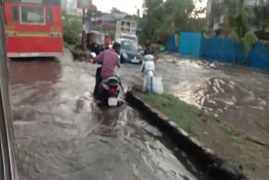 पावसाळ्यात डेंग्यूपासून संरक्षण व्हावं यासाठी काळजी घ्या. घराभोवती पाणी साठू देऊ नका. कुलर मधलं पाणी बदलत रहा. पाणी झाकून ठेवा कारण डास त्या ठिकाणी अंडी घालतात. मच्छरदानीचा उपयोग करा. 
