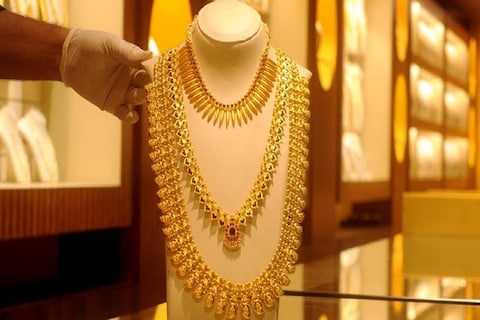 Gold Rates on Akshay Tritiya 2021: अक्षय्य तृतीयेच्या शुभमुहूर्तावर सोन्याच्या किंमतीत घसरण पाहायला मिळाली आहे. आज 14 मे रोजी सोनं स्वस्त झालं आहे