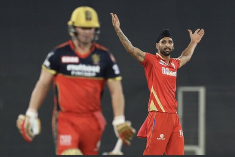 पंजाब किंग्जचा (PBKS) ऑफ स्पिनर हरप्रीत बरार (Harpreet Brar) याच्यासाठी शुक्रवारची रात्र स्वप्नवत होती. त्यानं शुक्रवारी फक्त 7 बॉलमध्ये विराट कोहली (Virat Kohli), ग्लेन मॅक्सवेल (Glenn Maxwell) आणि एबी डीव्हिलियर्स (Ab de villiers) या तिघांना आऊट केलं.