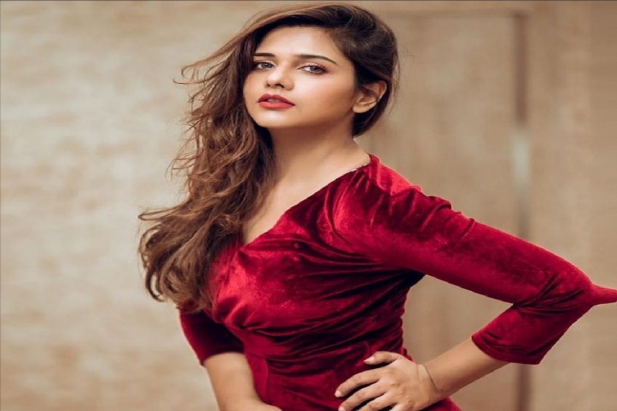 आवडत्या चित्रांचा लिलाव करून अभिनेत्रीने कोरोनाग्रस्तांसाठी उभा केला निधी