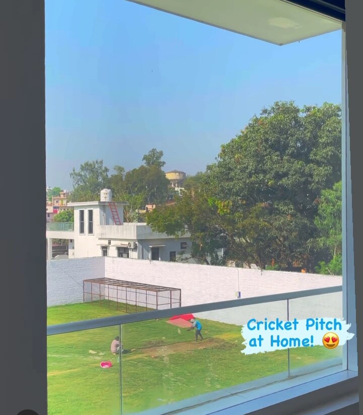 इतकचं नव्हे तर नेहाचं घर सगळ्या सुविंधायुक्त आहे. त्यात क्रिकेट पीच, बॅडमिंटन नेट, प्ले ग्राउंड यांचाही समावेश आहे.