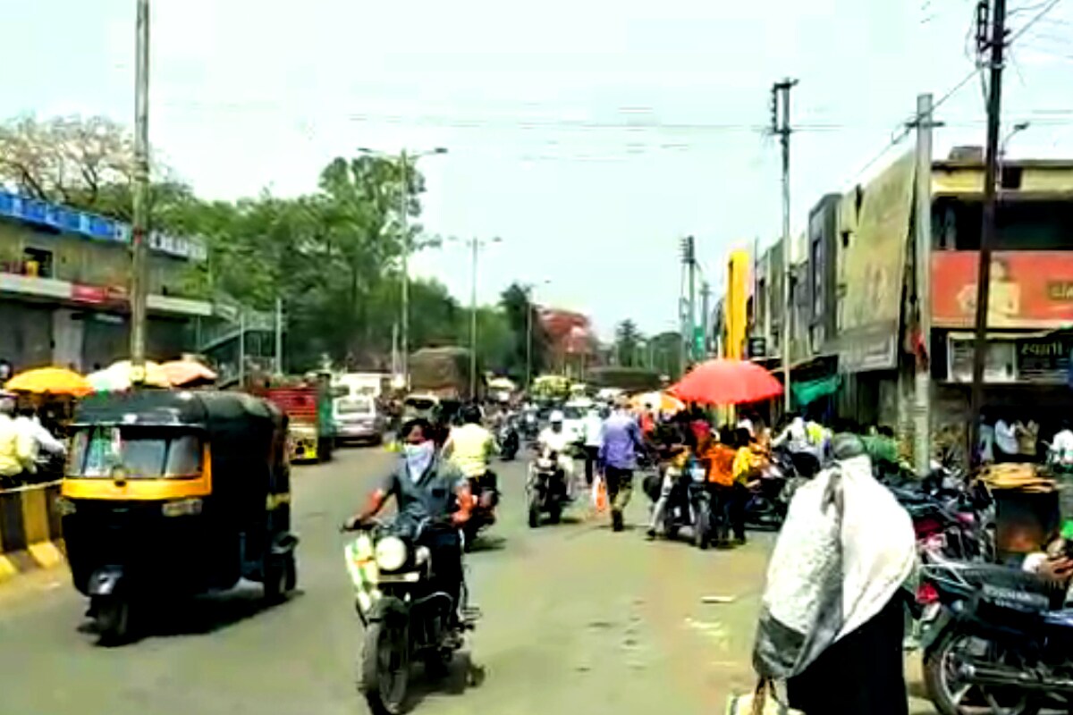 रस्त्यावरही मोठ्या प्रमाणावर गर्दी दिसून आली. पण प्रशासन याला आळा घालण्यासाठी काय करते आहे असा प्रश्न निर्माण होतो. कारण दुकानदारांमध्ये काहीही भीती नसल्याचं पाहायला मिळालं. जामनेर, 10 मे : कोरोनाच्या पार्श्वभूमीवर संपूर्ण राज्यामध्ये कडड निर्बंध लावण्यात आलेले आहेत. ब्रेक द चेन अंतर्गत केवळ अत्यावश्यक सेवांच्या दुकानांना परवानगी आहे. मात्र जळगावच्या जामनेरमध्ये सर्व नियम पायदळी तुडवल्याचं पाहायला मिळत आहे. येथील नागरिकांना जणू कोरोनाची काही भीतीच नाही, असं चित्र येथील बाजारपेठेत पाहायला मिळत आहे. रस्त्यावरही मोठ्या प्रमाणावर गर्दी दिसून आली. पण प्रशासन याला आळा घालण्यासाठी काय करते आहे असा प्रश्न निर्माण होतो. कारण दुकानदारांमध्ये काहीही भीती नसल्याचं पाहायला मिळालं. जामनेर, 10 मे : कोरोनाच्या पार्श्वभूमीवर संपूर्ण राज्यामध्ये कडड निर्बंध लावण्यात आलेले आहेत. ब्रेक द चेन अंतर्गत केवळ अत्यावश्यक सेवांच्या दुकानांना परवानगी आहे. मात्र जळगावच्या जामनेरमध्ये सर्व नियम पायदळी तुडवल्याचं पाहायला मिळत आहे. येथील नागरिकांना जणू कोरोनाची काही भीतीच नाही, असं चित्र येथील बाजारपेठेत पाहायला मिळत आहे.