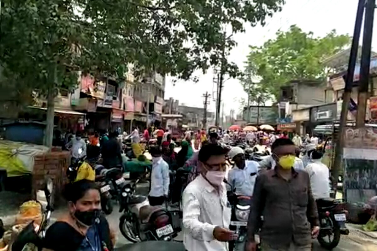 जामनेर येथील मुख्य बाजारपेठेतील हे चित्र आहे. एखाद्या सण-उत्सवाला असते अशी गर्दी इथं पाहायला मिळते आहे. विशेष म्हणजे अनेक लोकांनी मास्करी परिधान केलेला दिसला नाही. जामनेर येथील मुख्य बाजारपेठेतील हे चित्र आहे. एखाद्या सण-उत्सवाला असते अशी गर्दी इथं पाहायला मिळते आहे. विशेष म्हणजे अनेक लोकांनी मास्करी परिधान केलेला दिसला नाही.