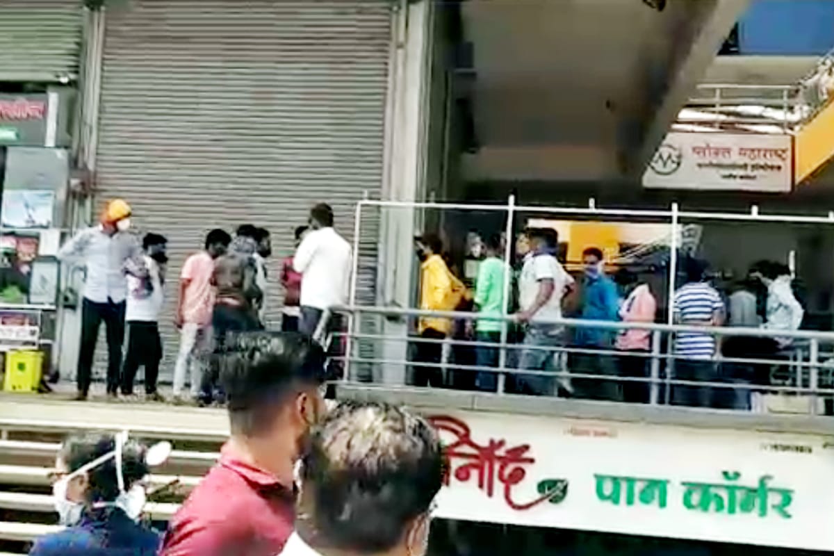 काही दुकानांबाहेर तर ग्राहकांच्या रांगाही पाहायला मिळाल्या. शटर बंद असून आत इतर ग्राहक असताना आपला नंबर कधी लागणार याची वाट पाहत, सोशल डिस्टन्सिंगचा फज्जा उडवत लोकांनी गर्दी केली. काही दुकानांबाहेर तर ग्राहकांच्या रांगाही पाहायला मिळाल्या. शटर बंद असून आत इतर ग्राहक असताना आपला नंबर कधी लागणार याची वाट पाहत, सोशल डिस्टन्सिंगचा फज्जा उडवत लोकांनी गर्दी केली.