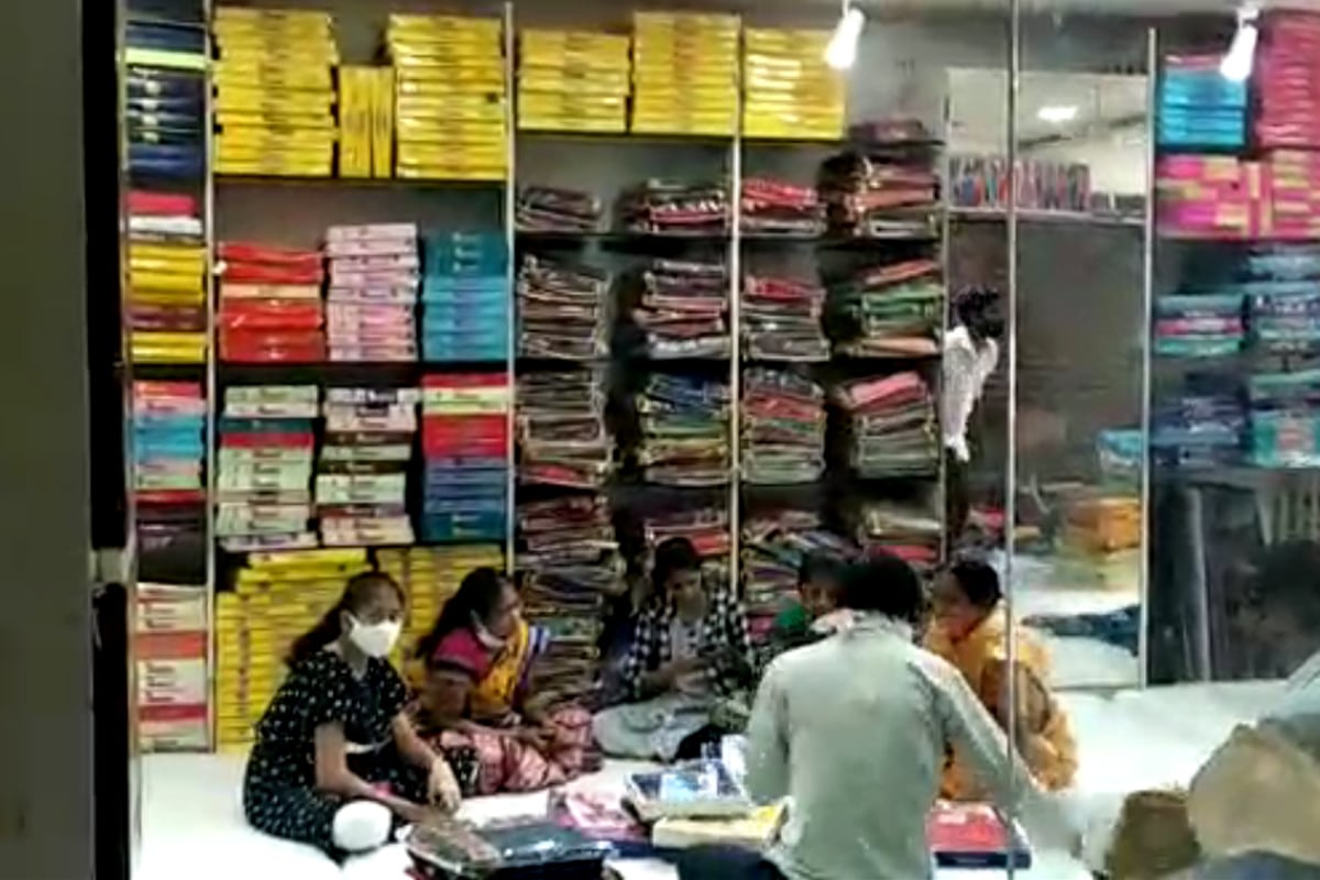कपड्याच्या दुकानातील हे दृश्य तर अधिक गंभीर आहे. कपडे खरेदी करण्यासाटी आलेल्या महिलांनी मास्कही परिधान केलेला नाही. जणू कोरोनाची लागण होण्याबाबत त्यांना काहीही काळजीच नाही. दुकानदारही त्यांना तशी खरेदी करू देत आहे. कपड्याच्या दुकानातील हे दृश्य तर अधिक गंभीर आहे. कपडे खरेदी करण्यासाटी आलेल्या महिलांनी मास्कही परिधान केलेला नाही. जणू कोरोनाची लागण होण्याबाबत त्यांना काहीही काळजीच नाही. दुकानदारही त्यांना तशी खरेदी करू देत आहे.