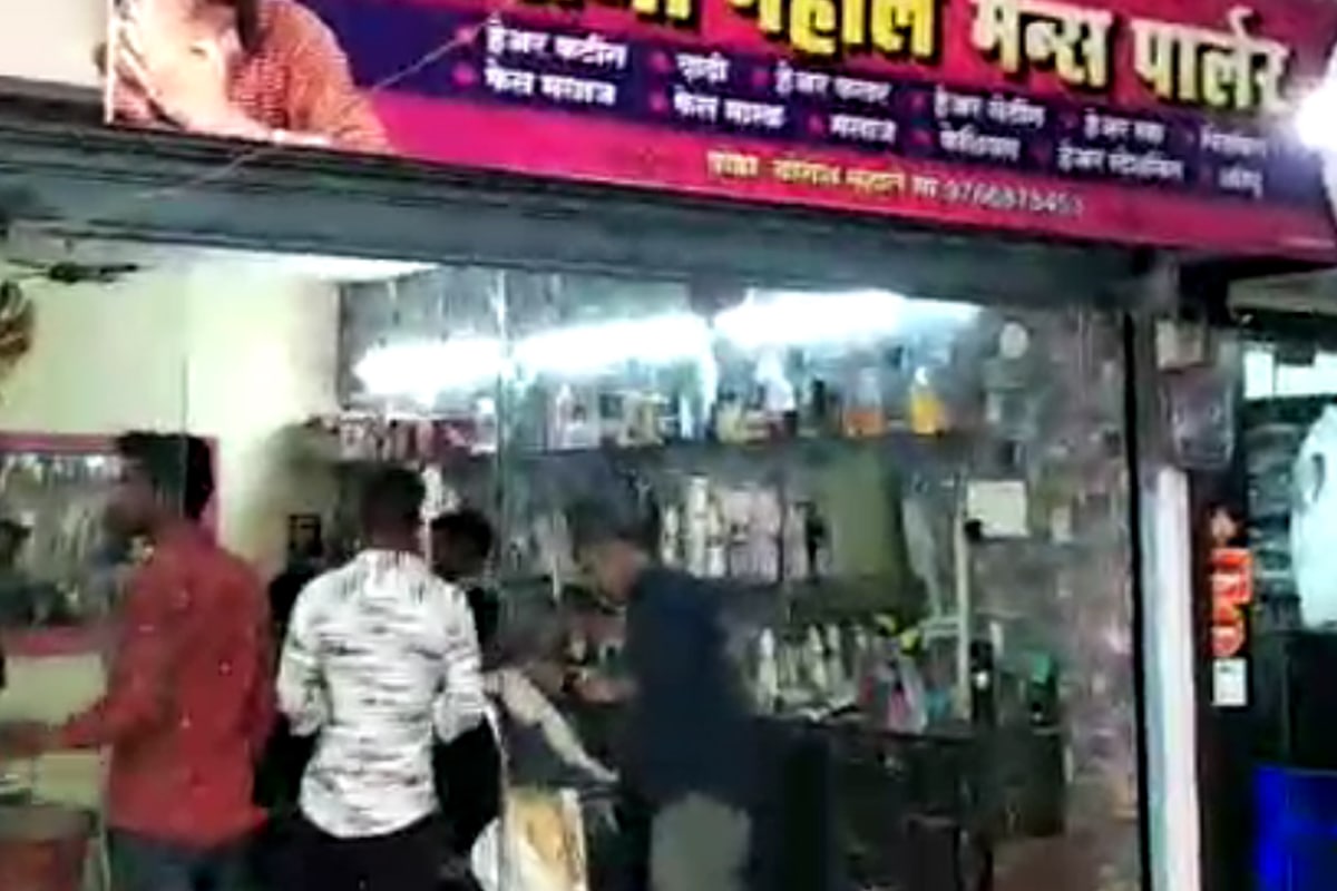 कोरोनाच्या नियमावलीमध्ये सलून सुरू करण्यास कोणत्याही स्थितीत परवानही नाही. मात्र याठिकाणी सलूनही बिनधास्त सुरू होते आणि विशेष म्हणजे इथे वेटिंगही होतं आणि शटरही पूर्ण उघडं होतं. कोरोनाच्या नियमावलीमध्ये सलून सुरू करण्यास कोणत्याही स्थितीत परवानही नाही. मात्र याठिकाणी सलूनही बिनधास्त सुरू होते आणि विशेष म्हणजे इथे वेटिंगही होतं आणि शटरही पूर्ण उघडं होतं.