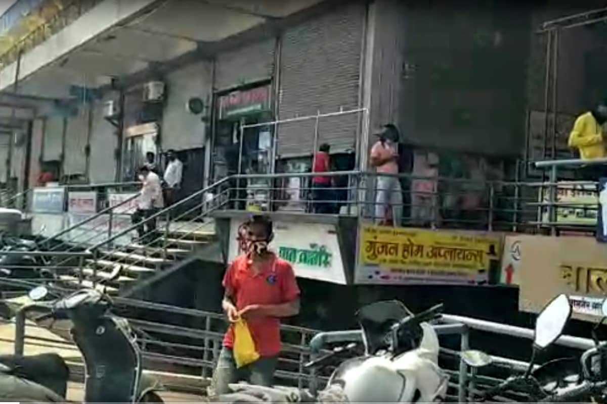 मार्केटमध्ये असलेल्या बहुतांश दुकानदारांनी अशाप्रकारे दुकानांचे शटर अर्धे उघडे ठेवल्याचं पाहायला मिळालं. कारवाईसाठी कोणी आलं तर लवकर शटर खाली घेता यावे म्हणून ही खबरदारी. मार्केटमध्ये असलेल्या बहुतांश दुकानदारांनी अशाप्रकारे दुकानांचे शटर अर्धे उघडे ठेवल्याचं पाहायला मिळालं. कारवाईसाठी कोणी आलं तर लवकर शटर खाली घेता यावे म्हणून ही खबरदारी.