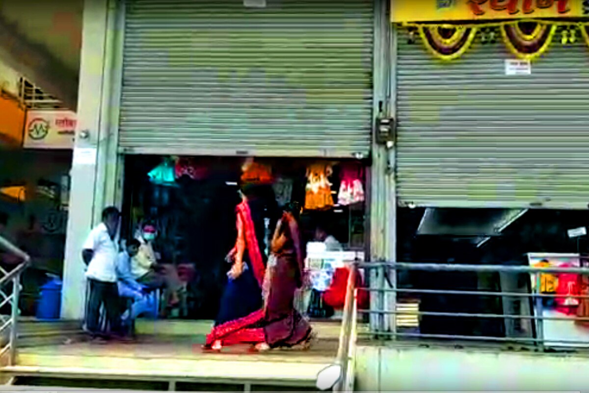 प्रशासनाला दाखवण्यासाठी म्हणून बाहेरून दुकानांचे शटर अर्धे बंद ठेवण्यात आले होते. पण तसं असलं तरी सर्वांचे व्यवहार आतमध्ये सुरू होते. त्यामुळं केवळ नियम पाळल्याचा दिखावा केला जात आहे. प्रशासनाला दाखवण्यासाठी म्हणून बाहेरून दुकानांचे शटर अर्धे बंद ठेवण्यात आले होते. पण तसं असलं तरी सर्वांचे व्यवहार आतमध्ये सुरू होते. त्यामुळं केवळ नियम पाळल्याचा दिखावा केला जात आहे.