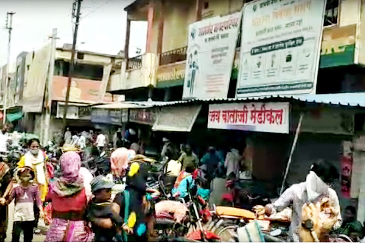 केवळ अत्यावश्यक सेवेतील दुकाने उघडण्याची परवानगी असताना प्रत्यक्षात मात्र सगळीचे दुकाने बिनधास्त सुरू असल्याचं जामनेरच्या या बाजारपेठेत पाहायला मिळालं. लहान मुलंदेखिल इथं फिरताना आढळली. केवळ अत्यावश्यक सेवेतील दुकाने उघडण्याची परवानगी असताना प्रत्यक्षात मात्र सगळीचे दुकाने बिनधास्त सुरू असल्याचं जामनेरच्या या बाजारपेठेत पाहायला मिळालं. लहान मुलंदेखिल इथं फिरताना आढळली.