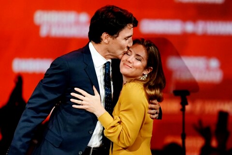 Justin Trudeau and wife Kiss : लग्नाच्या 16 व्या वाढदिवसाच्या निमित्ताने कॅनडाचे पंतप्रधान जस्टीन ट्रुडो यांनी पत्नी सोफीबरोबर किस करतानाचा फोटो पोस्ट केला आहे. कॅनडाच्या पंतप्रधानांनी अशाप्रकारे खुलेआम प्रेम व्यक्त केल्यानं सोशल मीडियावर कॉमेंट्सचा पाऊस पडतोय. 