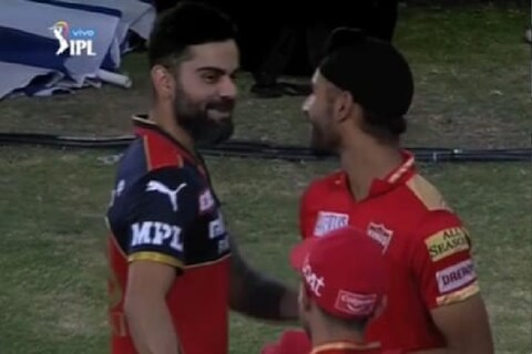 विराट कोहलीच्या (Virat Kohli) नेतृत्त्वाखाली खेळणाऱ्या रॉयल चॅलेंजर्स बंगळुरु (RCB) चा पंजाब किंग्जनं (PBKS) 34 रननं पराभव केला. आरसीबीकडून विराट कोहलीनं सर्वात जास्त 35 रन केले. कोहलीला हरप्रीर बरार (Harpreet Brar)  यानं क्लीन बोल्ड केलं.