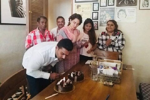 कंगनाचा बॉडीगार्ड कुमार हेगडेवर मुंबई पोलिसांनी बलात्काराचा गुन्हा दाखल केला आहे. आरोप करणारी महिला मुंबईत मेकअप आर्टिस्टचं काम करते.