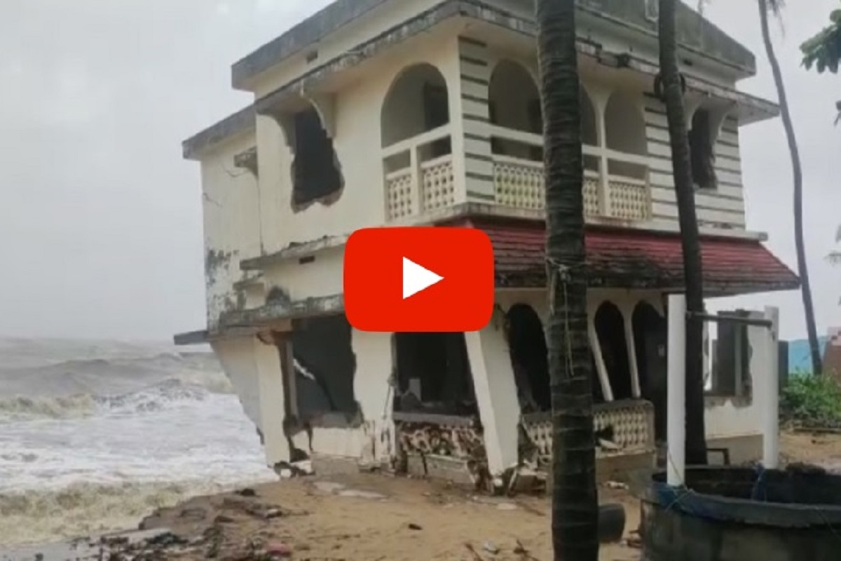 Cyclone Tauktae: तौत्के वादळाचा तडाखा; अवघ्या 10 सेकंदात पत्ताच्या बंगल्या सारखे कोसळले घर, पाहा LIVE VIDEO