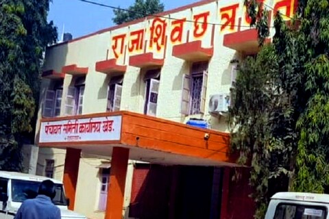 Khed Panchayat Samiti chairman भगवान पोखरकर यांचा अध्यक्षपदाचा कार्यकाळ संपला होता. तरीही ते इतर सदस्यांना संधी देत नव्हते म्हणून समितीच्या सदस्य असलेल्या सविता सांडभोर यांनी इतर सहा सदस्यांसह मिळून पोखरकर यांच्या विरुद्ध अविश्वास ठराव दाखल केला होता.