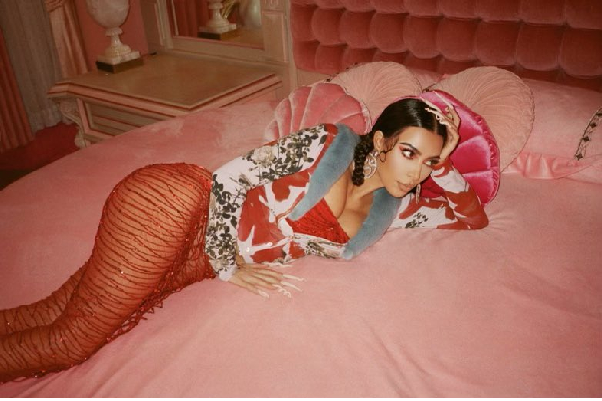 ‘बाई तुमचं डोकं ठिकाणावर आहे का?’ किमच्या नव्या फोटोंमुळं दुखावल्या हिंदुंच्या भावना