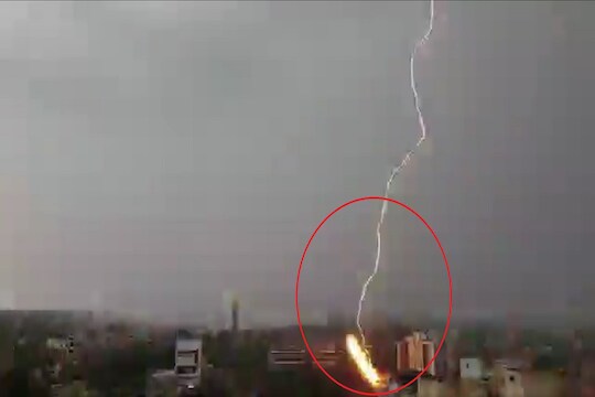 कोल्हापूरात ट्रान्सफॉर्मरवर वीज कोसळली; घटना कॅमेऱ्यात कैद, पाहा LIVE VIDEO