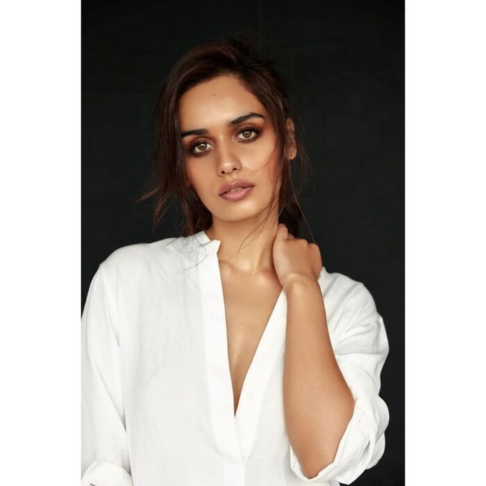 मानुषीच्या जन्म हरियाणामधील बमनोली या गावात झाला होता. तिचे वडील वैज्ञानिक आहेत. तर आई शिक्षिका. (Manushi Chhillar/Instagram)