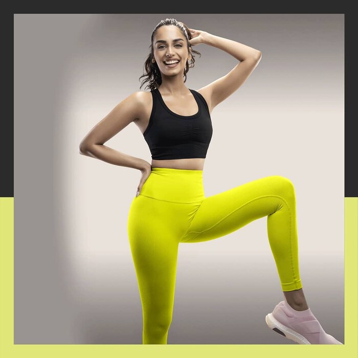 2017 मध्ये वयाच्या 20 व्या वर्षी तिनं मिस वर्ल्ड ही सौंदर्य स्पर्धा जिंकली अन् एक नवा इतिहास रचला. या स्पर्धेच्या अतिम फेरीत तिला एक प्रश्न विचारण्यात आला होता अन् त्याचं उत्तर ऐकून परिक्षक देखील चकित झाले होते. (Manushi Chhillar/Instagram)