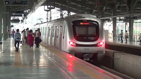 Mumbai Metro Service:काही प्रमाणात गर्दी टाळणं शक्य व्हावं यासाठी मेट्रोनं (Mumbai Metro) एक पुढाकार घेतला आहे.