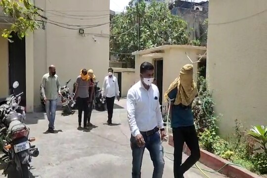 Remdesivirच्या ऐवजी रुग्णाला दिलं अ‍ॅसिडिटीचं इंजेक्शन; काळाबाजार करणाऱ्या 5 जणांच्या पोलिसांनी आवळल्या मुसक्या
