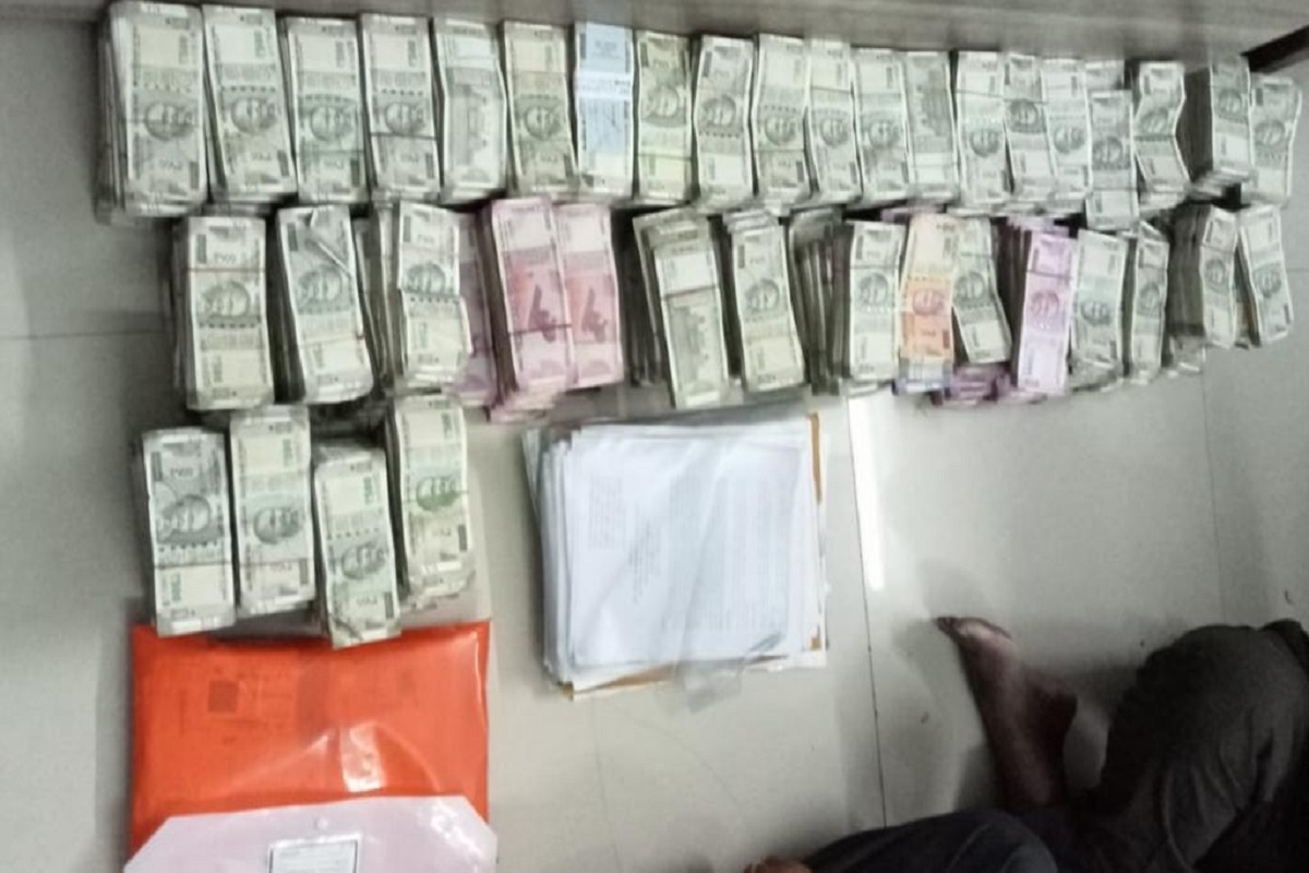 आरे दुग्ध वसाहतीचे CEO नथु राठोड ACBच्या जाळ्यात; घराच्या झडतीत सापडलं 3 कोटी 40 लाखांचं घबाड