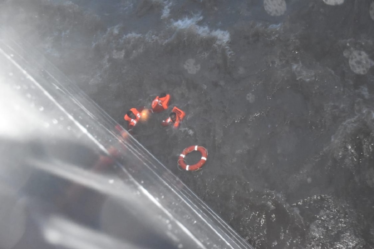 VIDEO: खवळलेल्या समुद्रात अडकलेल्या 611 कर्मचाऱ्यांना केलं रेस्क्यू; 26 मृत्यू, अद्यापही काही बेपत्ता