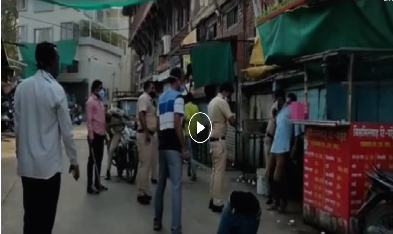 VIDEO: नाशिकमध्ये पोलिसांचं रौद्ररूप, विनाकारण फिरणाऱ्यांना दिला असा 'प्रसाद'