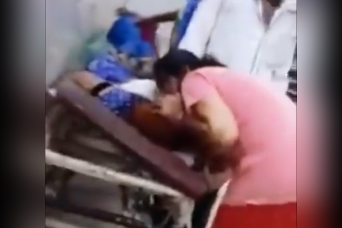 Oxygen मिळेना, मुलीने तोंडाने दिला आईला श्वास, उत्तर प्रदेशमधला विदारक Video