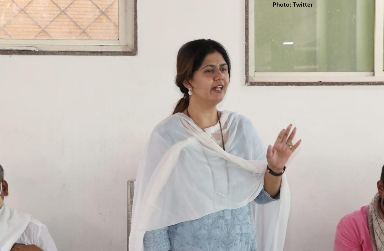 मुंडे समर्थकांचं राजीनामा सत्र सुरु, मस्के 77 पदाधिकाऱ्यांचे राजीनामे घेऊन मुंबईत; उद्या पंकजा मुंडे घेणार बैठक