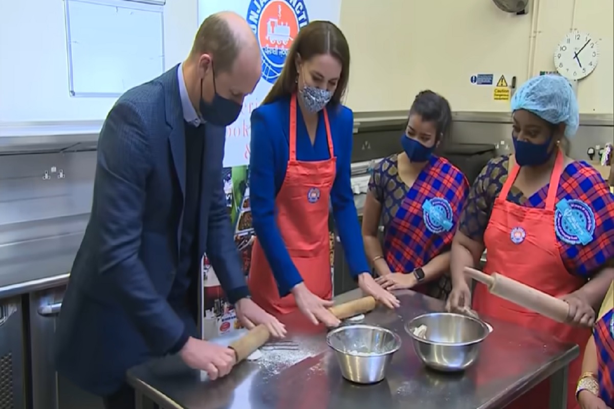 चिमट्याने नव्हे हातानेच उलटायची चपाती, पाहा VIDEO! प्रिन्स विल्यम आणि केट लाटतायत चपात्या