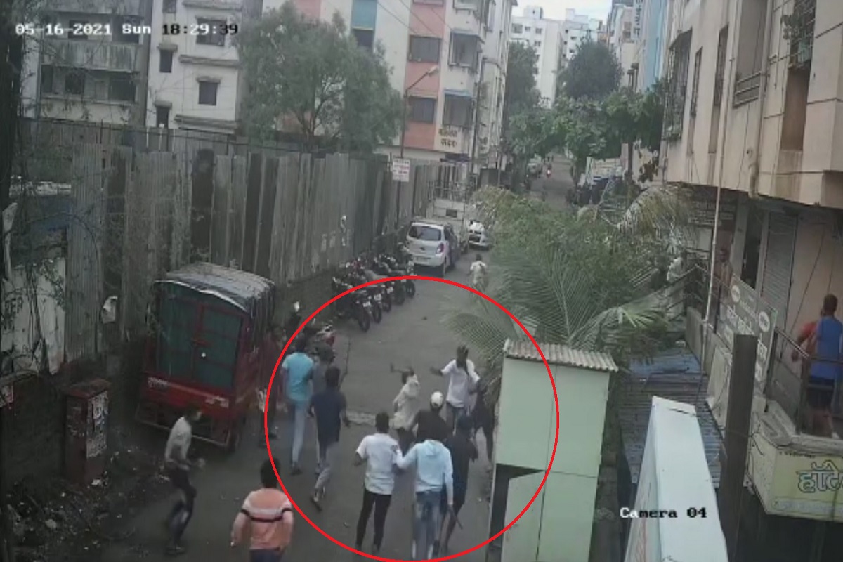 VIDEO: भररस्त्यात तरुणावर कोयत्याने सपासप वार, पुण्यातील थरारक घटना कॅमेऱ्यात कैद