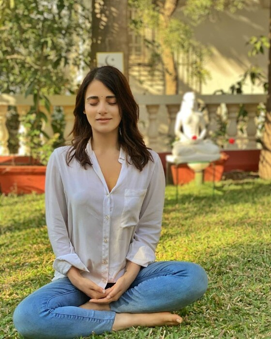 आज राधिकाचा वाढदिवस आहे. 26 व्या वाढदिवसाच्या निमित्तानं तिनं एक पोस्ट शेअर केली होती. या पोस्टद्वारे तिनं महाराष्ट्र सोडल्याची माहिती आपल्या चाहत्यांना दिली. (radhika madan/Instagram)
