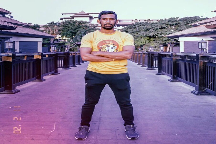 मुंबई, 22 मे : ‘माझ्या सुरुवातीच्या काळामध्ये महेंद्रसिंह धोनी होता. त्यामुळे तो असेपर्यंत मला टीम इंडियात फार संधी मिळाली नाही, असे मत टीम इंडियाचा विकेटकिपर ऋद्धीमान साहा याने व्यक्त केले आहे. साहाने 2010 साली टीम इंडियाकडून पदार्पण केले. तो 2010 ते 2014 या काळात फक्त दोन टेस्ट खेळला. या काळात टीम इंडियामध्ये 'धोनी'यूग होते. त्यामुळे त्याला नियमित संधी मिळाली नाही.