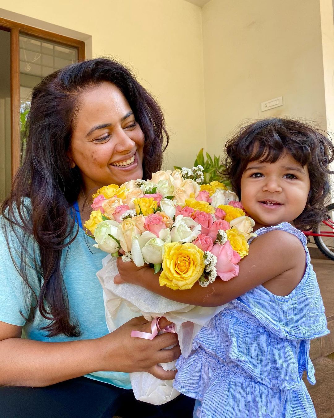 नुकतीच तिनं मदर्स डेच्या निमित्तानं ह्युमन्स ऑफ बॉम्बेला मुलाखत दिली. त्यामध्ये तिनं एक धक्कादायक खुलासा केला. गरोदर असताना तिचं वजन तब्बल 105 किलो झालं होतं. नुकतीच तिनं मदर्स डेच्या निमित्तानं ह्युमन्स ऑफ बॉम्बेला मुलाखत दिली. त्यामध्ये तिनं एक धक्कादायक खुलासा केला. गरोदर असताना तिचं वजन तब्बल 105 किलो झालं होतं.
