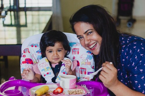 आई झाल्यानंतर समीरा होती नैराश्येत; कशी केली मानसिक समस्येवर मात