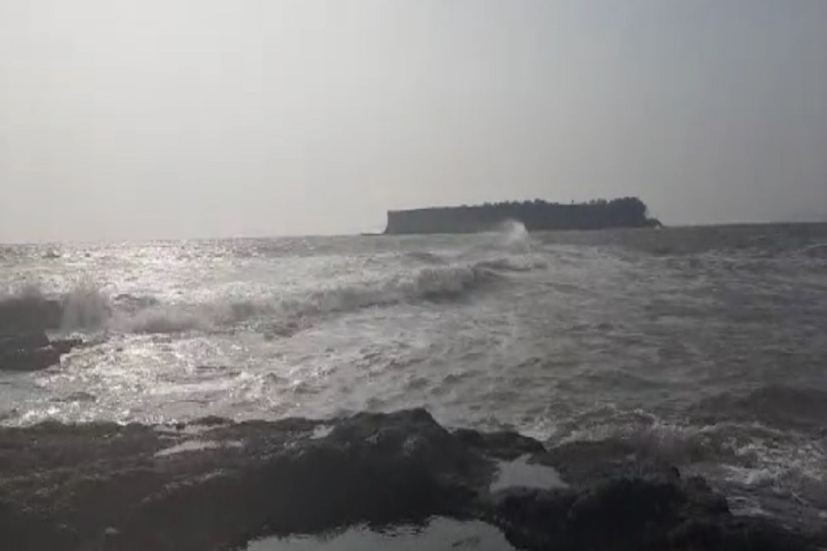 Cyclone Tauktae: तौत्के वादळाचं संकट; NDRFच्या 10 टीम्स किनारपट्टीच्या भागात तैनात