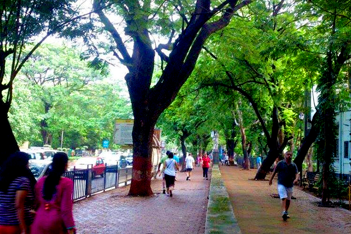 Lockdown चे नियम मोडून फिरणाऱ्यांना तासभर फुकटचा सल्ला, शिवाजी पार्क पोलिसांची अनोखी गांधीगिरी