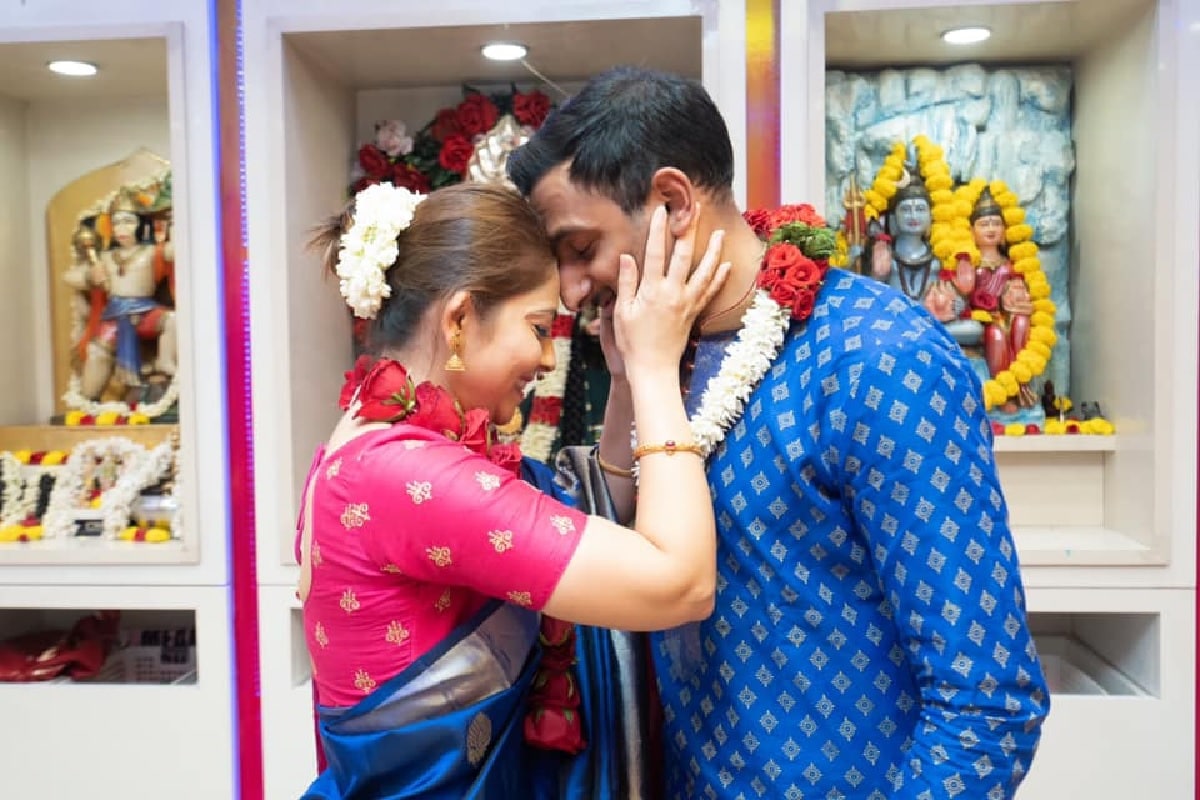 अभिनेत्री सोनाली कुलकर्णीन चाहत्यांना एक सुखद धक्का दिला आहे. कोरोना परिस्थितीमुळे लग्नाची तारीख पे तारीख पडत होती म्हणून सोनालीने एक योग्य निर्णय घेत अंमलातही आणला. पाहा फोटो अभिनेत्री सोनाली कुलकर्णीन चाहत्यांना एक सुखद धक्का दिला आहे. कोरोना परिस्थितीमुळे लग्नाची तारीख पे तारीख पडत होती म्हणून सोनालीने एक योग्य निर्णय घेत अंमलातही आणला. पाहा फोटो