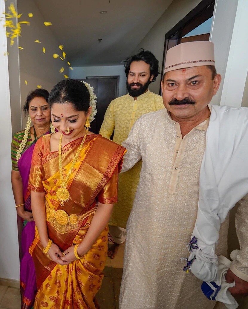 सोनाली आणि कुणालने या परिस्थितीत नियमांचा विचार करत आणि अनावश्यक खर्च टाळत एका मंदिरात मोजक्या मित्र-मंडळींच्या उपस्थितीत एकमेकांच्या गळ्यात वरमाला घातल्या. वरमाला, मंगळसूत्र आणि कुंकू या तीन गोष्टी करून लग्न लागलं. (File Photo) सोनाली आणि कुणालने या परिस्थितीत नियमांचा विचार करत आणि अनावश्यक खर्च टाळत एका मंदिरात मोजक्या मित्र-मंडळींच्या उपस्थितीत एकमेकांच्या गळ्यात वरमाला घातल्या. वरमाला, मंगळसूत्र आणि कुंकू या तीन गोष्टी करून लग्न लागलं. (File Photo)