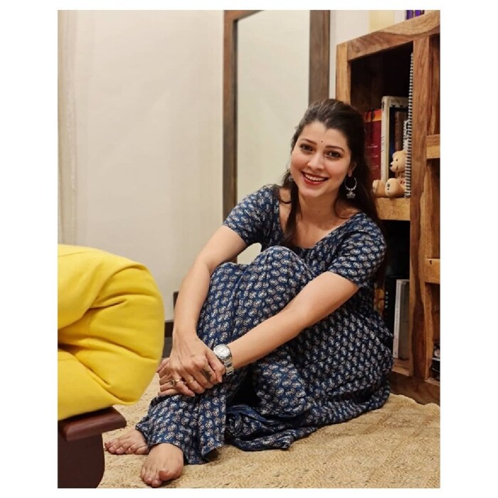  तेजस्विनी सोशल मीडियावरसुद्धा खुपचं सक्रीय असते. तिच्या प्रत्येक पोस्टला चाहत्यांची अशीचं पसंती मिळत असते. 