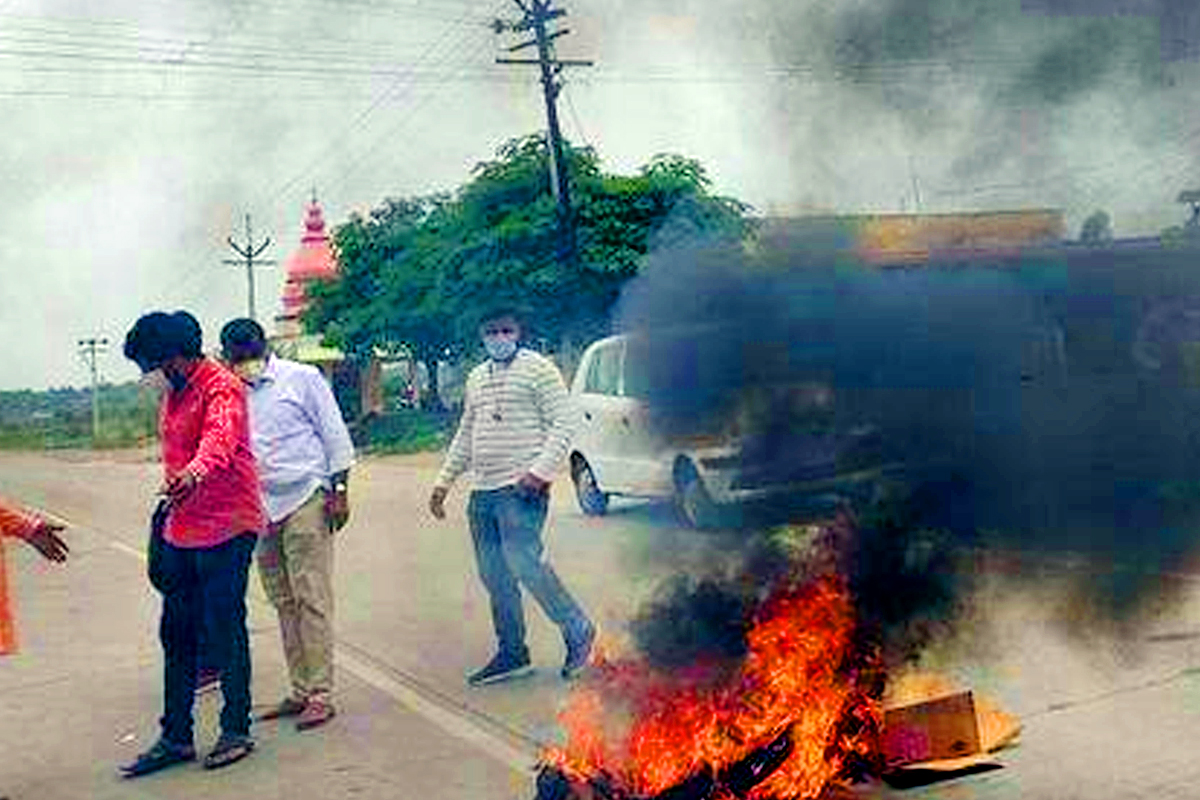 Breaking news: उजनीच्या पाणी प्रश्नावरून संघर्ष पेटला, पंढरपूर सातारा महामार्गावर टायर जाळत आंदोलन, दोन तास वाहतूक ठप्प