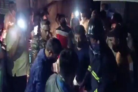 Ulhasnagar building slab collapsed: उल्हासनगरमध्ये एका इमारतीचा स्बॅल कोसळून मोठी दुर्घटना झाल्याचं वृत्त आहे.