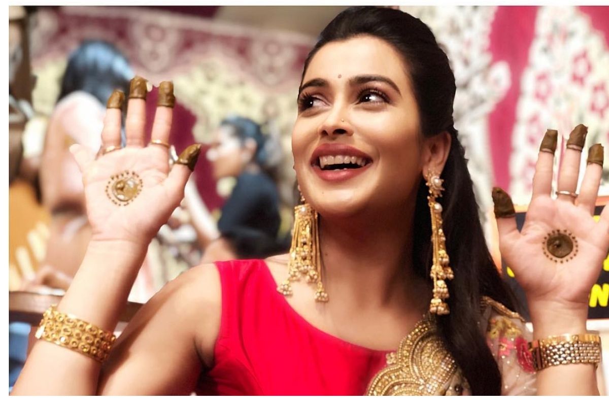 'लव्ह लग्न लोचा' फेम अभिनेत्री रुचिता जाधव अडकली लग्नबंधनात, कोविड इतमामात पाचगणीत पार पडला लग्नसोहळा...