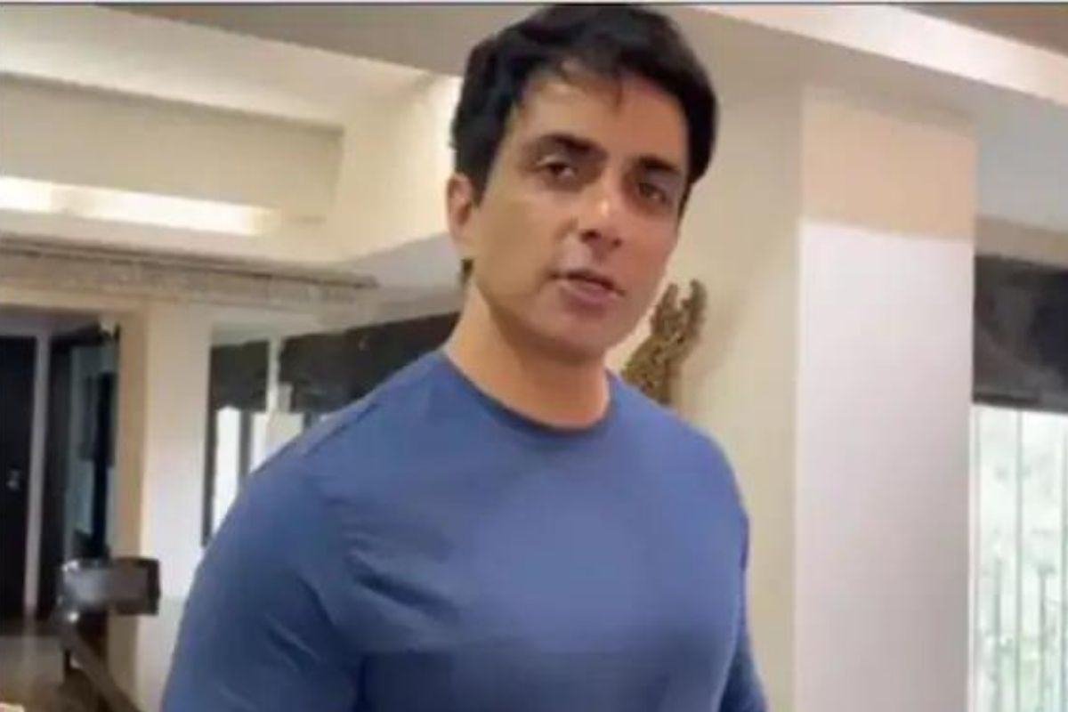 कोरोना रुग्णांसाठी देवदूत ठरला सोनू सूद; 22 जणांचा असा वाचवला जीव