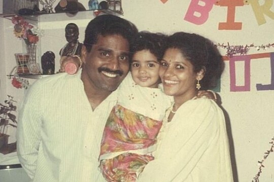 ओळखा पाहू ही चिमुरडी आहे तरी कोण? आज आहे मराठीतील Bold अभिनेत्री