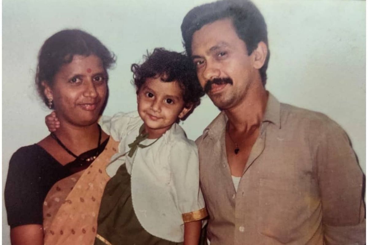 ओळखा पाहू आई-बाबांसोबत ही चुमकली आहे कोण? आज आहे मराठीतील लोकप्रिय अभिनेत्री