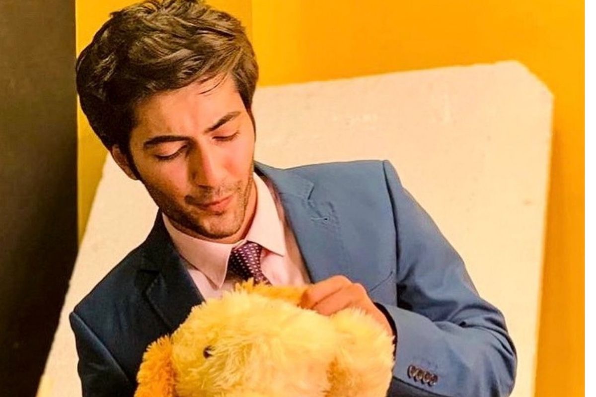 Shocking! या प्रसिद्ध अभिनेत्याच्या नावाचा वापर करून अज्ञाताने मुलींकडे केली न्यूड फोटोंची मागणी