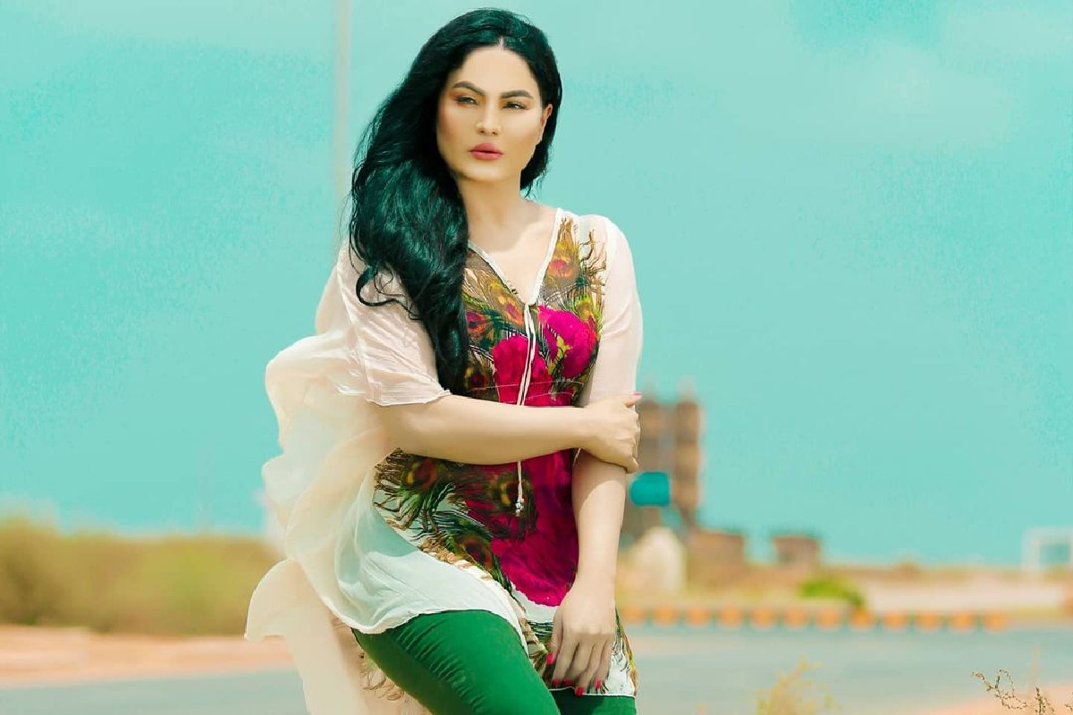 ‘तुला यातलं खरंच काही कळतं का?’ हिटलरचं समर्थन केल्यामुळं वीणा मलिक ट्रोल