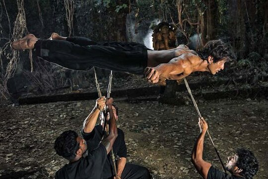 Video: ‘हा स्टंट घरी करु नका…’; विद्युत जामवालनं डोळ्यांवर ओतलं वितळंत मेण